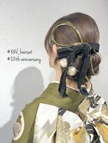 トゥエンティ ファイブ(TWENTY FIVE) 成人式タイトシニョンアレンジ/名定