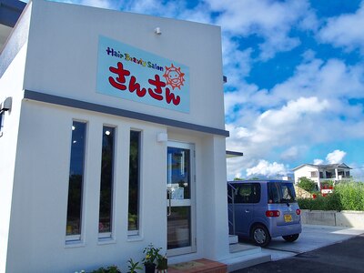 白い建物を目印に。店舗横に駐車スペース有り。