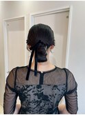 タイトシニヨン×ベルベットリボンで魅せる大人の美しさ