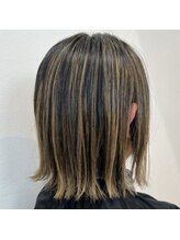 年齢を重ねても似合う、上品な明るい髪色