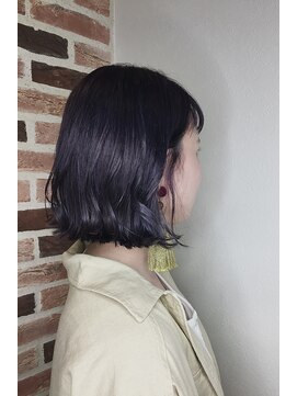 ジウ 上通り(JIU) 切りっぱなしボブ×ダークラベンダー_くびれ_外ハネ_耳かけ_小顔