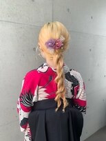 アチーブリス(achieve Liss)&nbsp;卒業式ヘアセット ホワイトブロンド 三つ編みダウンスタイル