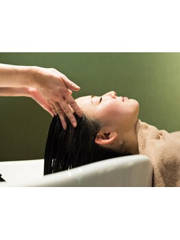 髪と頭皮にご褒美を…♪ヘッドスパで頭皮から健康な髪へ。EMSの刺激で頭皮のコリをほぐします。