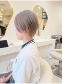 ホワイトグレー×ショートヘア