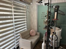 ミンミン(minmin)の雰囲気(小さなサロンの中にギュッ!っと機材や待合ソファを設置♪)