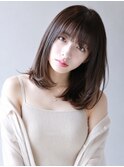 まとまりと軽さを両立した、大人のミディアムボブ