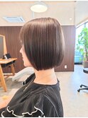 スモーキーカラーが涼しげ◎夏におすすめのミニボブ
