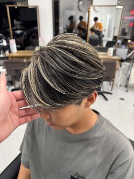 バース 梅田中崎町店(BIRTH) シルバーメッシュブリーチダブルカラーセンターパート