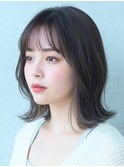 オリーブグレーくびれセミロング外ハネスタイル