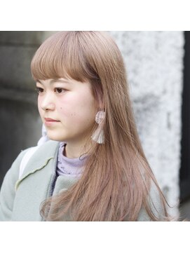 ピンクベージュのセミロングヘア