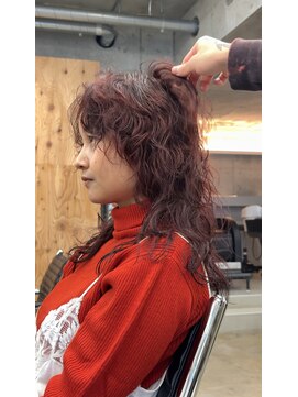 ナヌーク シブヤ(nanuk shibuya) 深めレッドカラーにくせ毛風パーマ