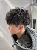 ツイストスパイラルパーマ　ツーブロック無造作刈り上げマッシュ