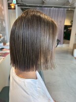ギネス(Giness)&nbsp;切りっぱなしボブ×透明感グレージュ小顔