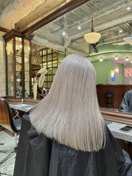 スリー(three) White beige