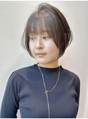大人ナチュラル透明感カラー丸みショートボブ耳掛け