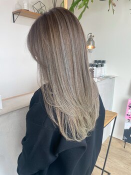 ARBRE ponteの写真/白髪を「隠す」から「楽しむ」へ。ハイライトを駆使した白髪ぼかしで、透明感溢れるオシャレで上品な髪色に