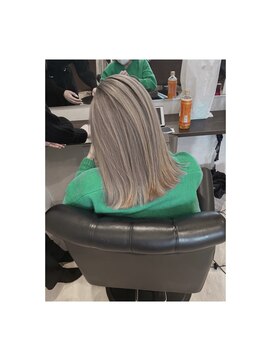 アンビ(ambi) ホワイトカラー　シャドールーツ