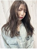 くすみグレージュ＊段の少ないエアリースタイル