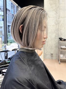 ヌエン 渋谷(NU/EN) 夏のトレンド外国人バレイヤージュとホワイトグレージュのボブ