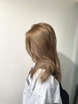 エイン(EYN) ナッツベージュ×顔周りレイヤー/ハイトーン/くすみカラー