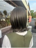 切りっぱなし_カーキアッシュ_大人可愛いスタイル