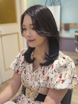 キートスバイガーランド (Kiitos by Garland)&nbsp;ツヤ髪毛流れ黒髪センターパートふんわりミディアムレイヤーヘア