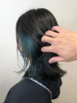 ナフィ バイ エイム 町田店(Nafie by eim) インナーカラーブルー/外ハネロブ/イヤリングカラー/愛されボブ