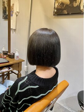 ウェンブリー 暗髪ボブ