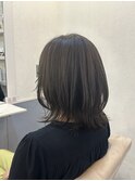 くびれの出るミディアムレイヤースタイル