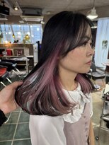 モモ(momo)&nbsp;ハイトーンインナーカラーイヤリングカラーピンクベージュオン眉