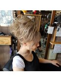 スジ盛りサイド流し×カール盛りヘアー