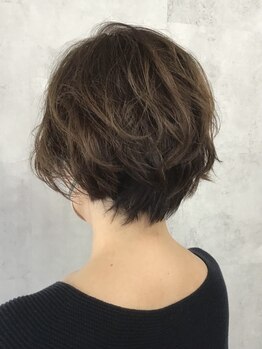スリーセブン(37)の写真/顔周りの長さ/ボリューム感など輪郭に合わせて施術*首が長く見えてスタイルが良く見えるのもショートの魅力