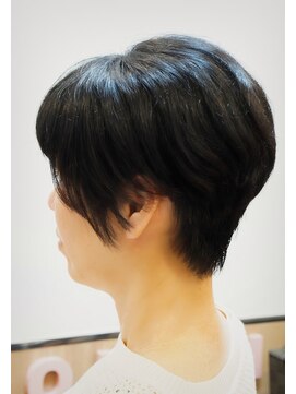 シャイニーソルン 癖毛がおさまり扱いやすいショートカット♪メガネで髪も跳ねない