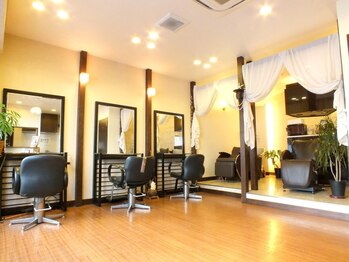 ヘアーリゾートケイハウス(K HOUSE)の写真/お店の雰囲気が◎明るいスタッフがお出迎え♪初めての方でも緊張せずに通いやすいと好評!