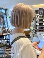 ビファインクーアヴェダ(Be fine coo AVEDA)&nbsp;ブリーチ2回ホワイトブロンド　切りっぱなしボブ/
