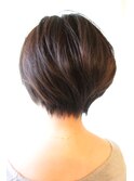 黒髪でも可愛く決まるコンパクトショート