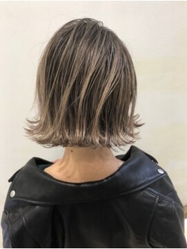 トルネード(TORNADO) 外国人風耳掛けボブ ハイライトバレイヤージュ グレージュ