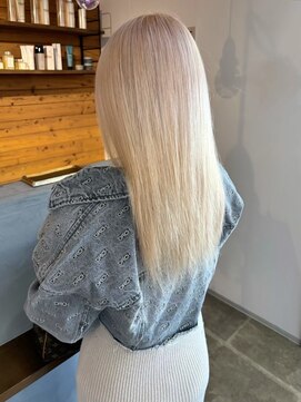 ビスクヘアデザイン(bisq hair design) ブリーチカラー　ホワイトブロンド　ミディアムロング　レイヤー