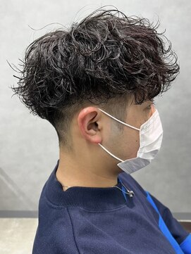 リット×ベリエ(Lit.×belier) 波巻きスパイラルパーマセンターパートメンズマッシュウルフ30代