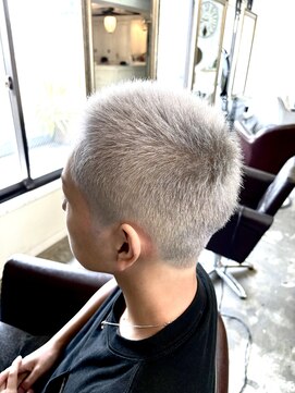 ヘアー ラウンジ アート(HAIR LOUNGE ART) 銀髪ボウズ