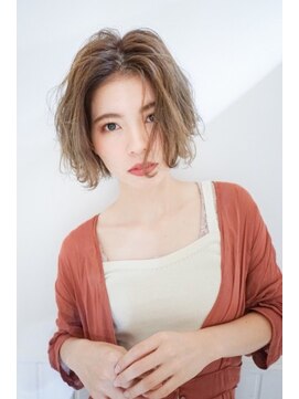 ネオリーブ クーロ(Neolive curro) 老け知らず♪大人女性向けセンターパートのカジュアルボブ