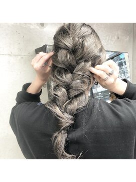 ニフティー(Nifty) グレージュカラーアレンジ