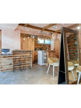 木目調の暖かみのある空間で上質なひとときを＊小さな隠れ家カフェの様な店内でリラックス♪