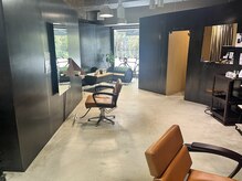 レリビー(LELiBE)の雰囲気（大人シックで落ち着いた店内◎デザイナーが手掛けたサロンです）