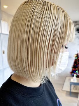 カムジーヘッド(COMEGHEAD) ダブルカラーショートボブインナーカラーハイライトケアブリーチ