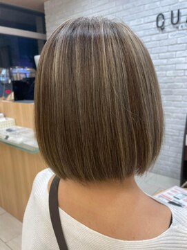 ミーティア バイ クアトロ(Meteor By QUATRO) 外国人風ハイライト×ボブ