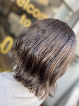 ラビス クローバー(Lovis clover) アッシュベージュ くびれヘア ビタミンカラー