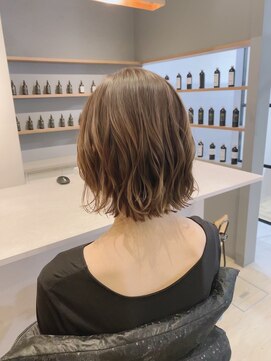 フランチェスカドット(francesca.) シフォンベージュ×切りっぱなしボブ【竹中慎治】梅田