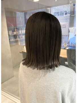 アイディール(:ideal) 20代30代☆透明感あるアッシュ系カラー☆外はね切りっぱなしボブ