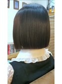 内巻きでも無く外ハネでもない。パツッとした艶々ミニボブ。